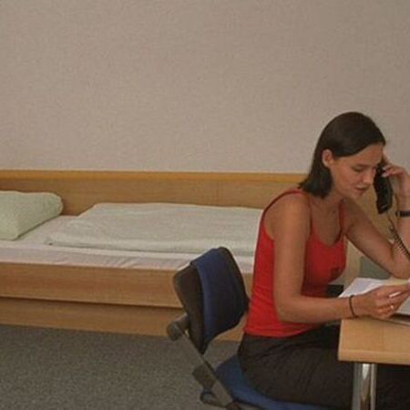 Komfortzimmer - Frau am arbeiten